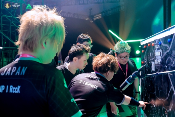 成鲜明对比 成鲜明对比